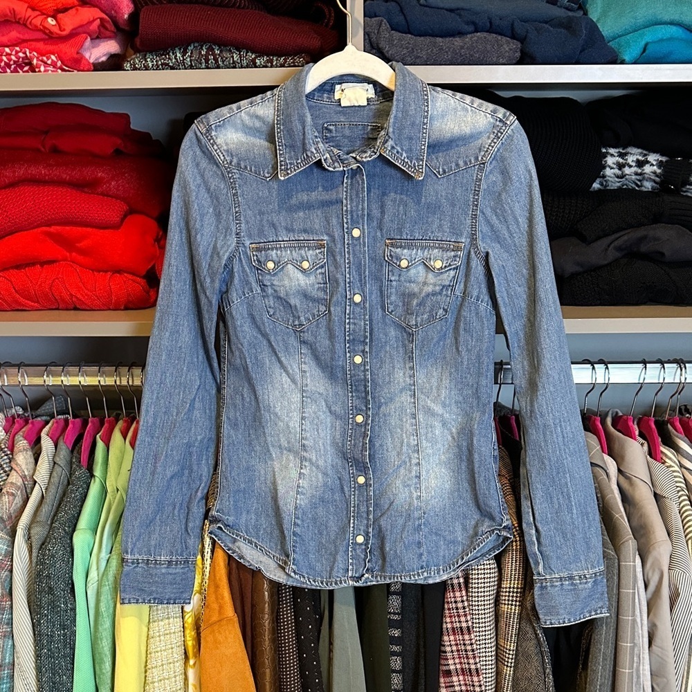 H&M blue long sleeve snap front 2 pocket denim shirt size 2